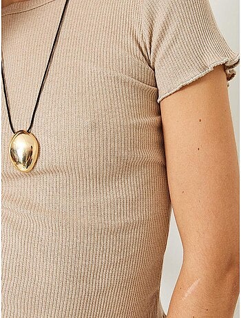 Camiseta crop de canalé con cuello redondo y detalle de borde ondulado lucci