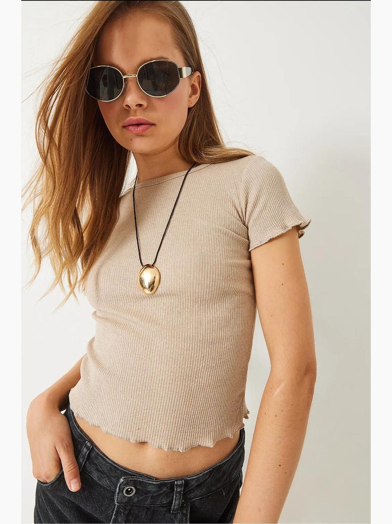 Camiseta crop de canalé con cuello redondo y detalle de borde ondulado lucci Beige arcilla - Kiabi