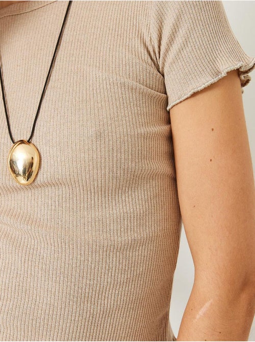 Camiseta crop de canalé con cuello redondo y detalle de borde ondulado lucci - Kiabi