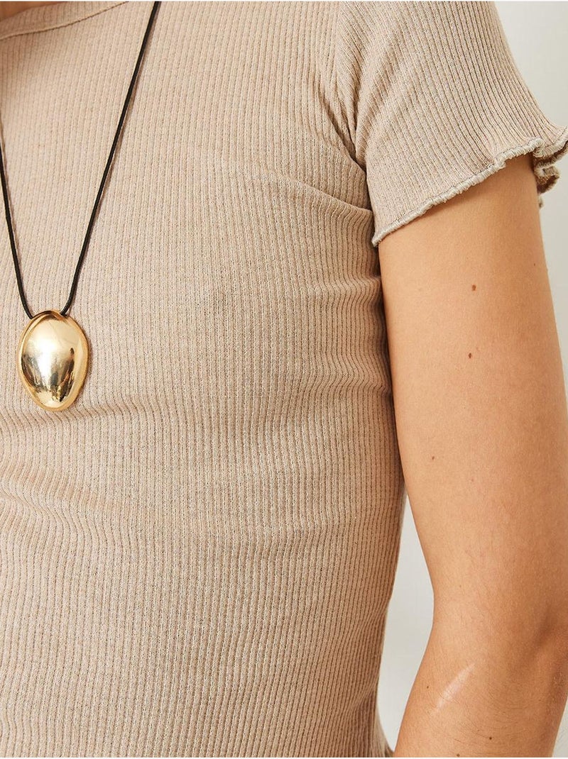 Camiseta crop de canalé con cuello redondo y detalle de borde ondulado lucci Beige arcilla - Kiabi