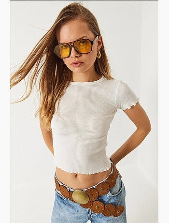 Camiseta crop de canalé con cuello redondo y detalle de borde ondulado lucci