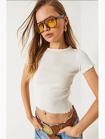 Camiseta crop de canalé con cuello redondo y detalle de borde ondulado lucci