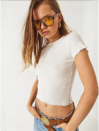 Camiseta crop de canalé con cuello redondo y detalle de borde ondulado lucci