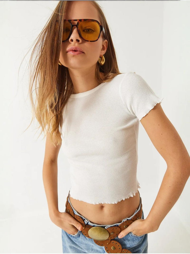 Camiseta crop de canalé con cuello redondo y detalle de borde ondulado lucci Blanco - Kiabi