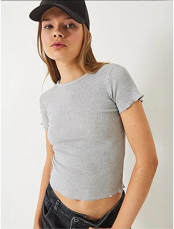 Camiseta crop de canalé con cuello redondo y detalle de borde ondulado lucci