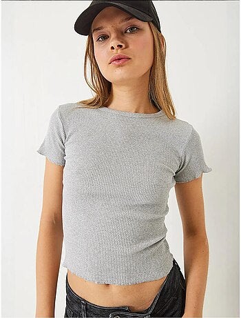Camiseta crop de canalé con cuello redondo y detalle de borde ondulado lucci