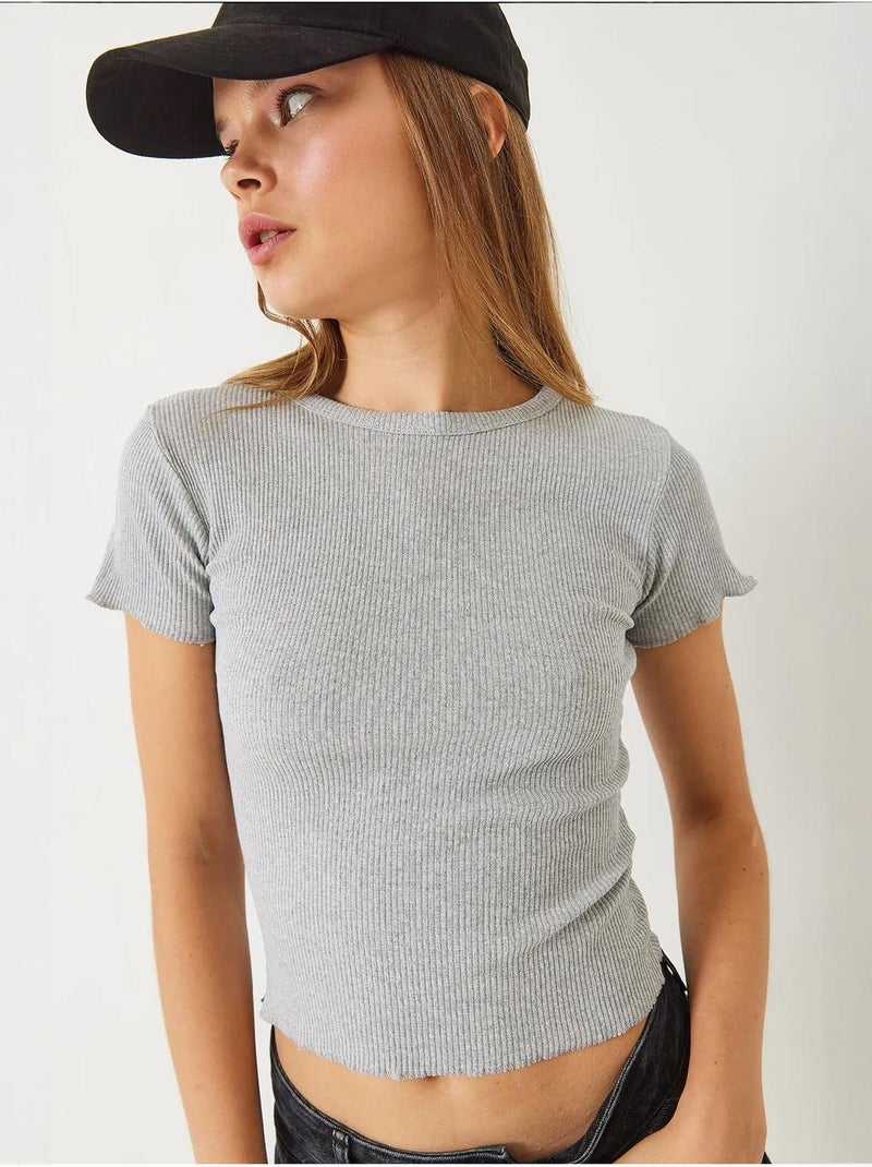 Camiseta crop de canalé con cuello redondo y detalle de borde ondulado lucci Gris - Kiabi