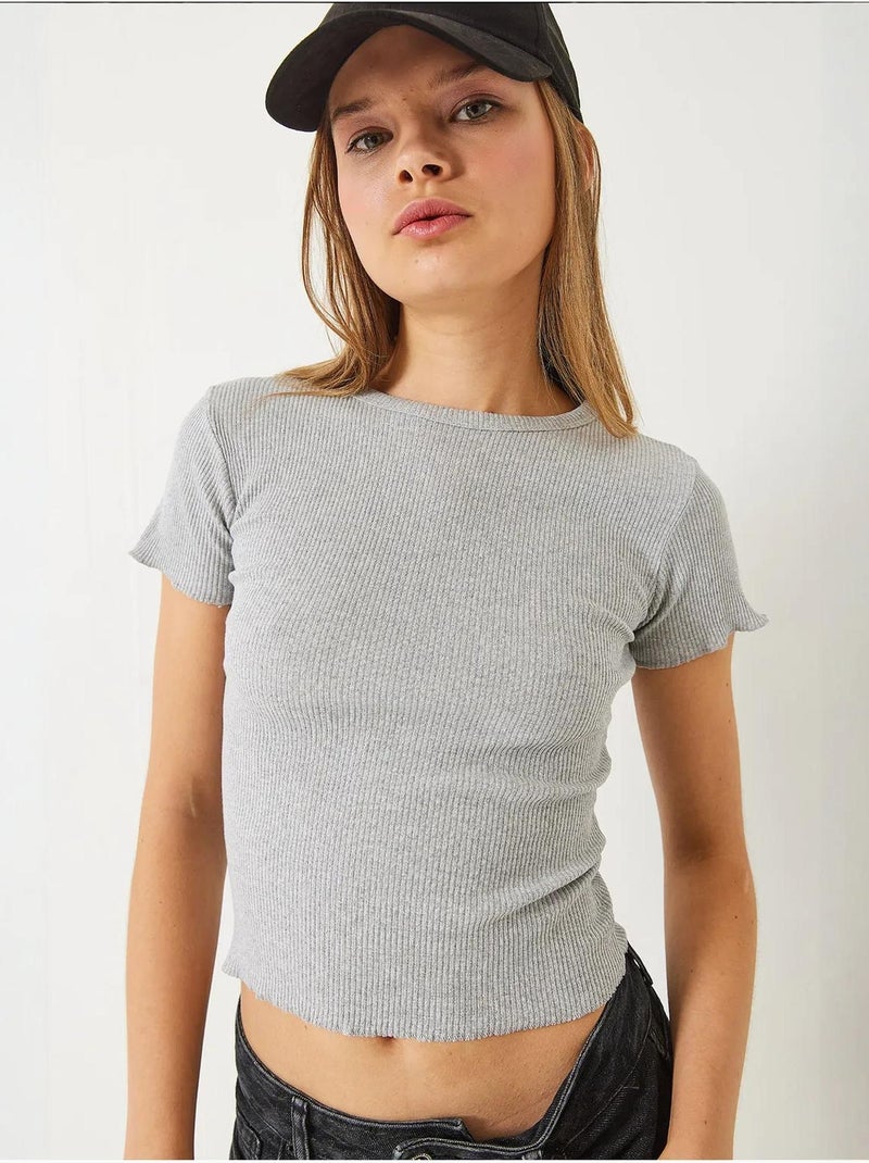 Camiseta crop de canalé con cuello redondo y detalle de borde ondulado lucci Gris - Kiabi