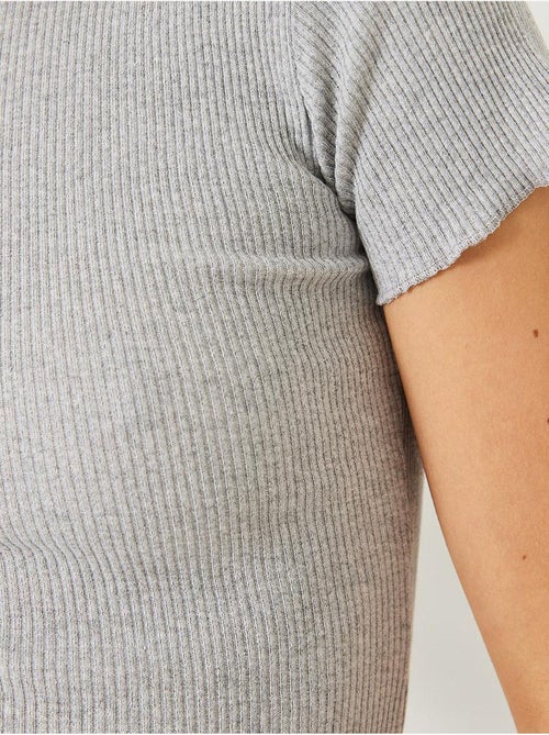 Camiseta crop de canalé con cuello redondo y detalle de borde ondulado lucci - Kiabi