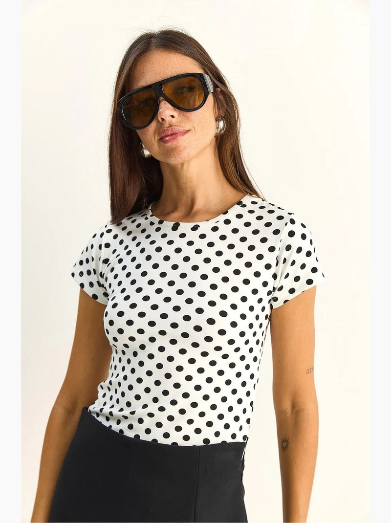 Camiseta crop de lunares con cuello redondo lucci Blanco Negro - Kiabi