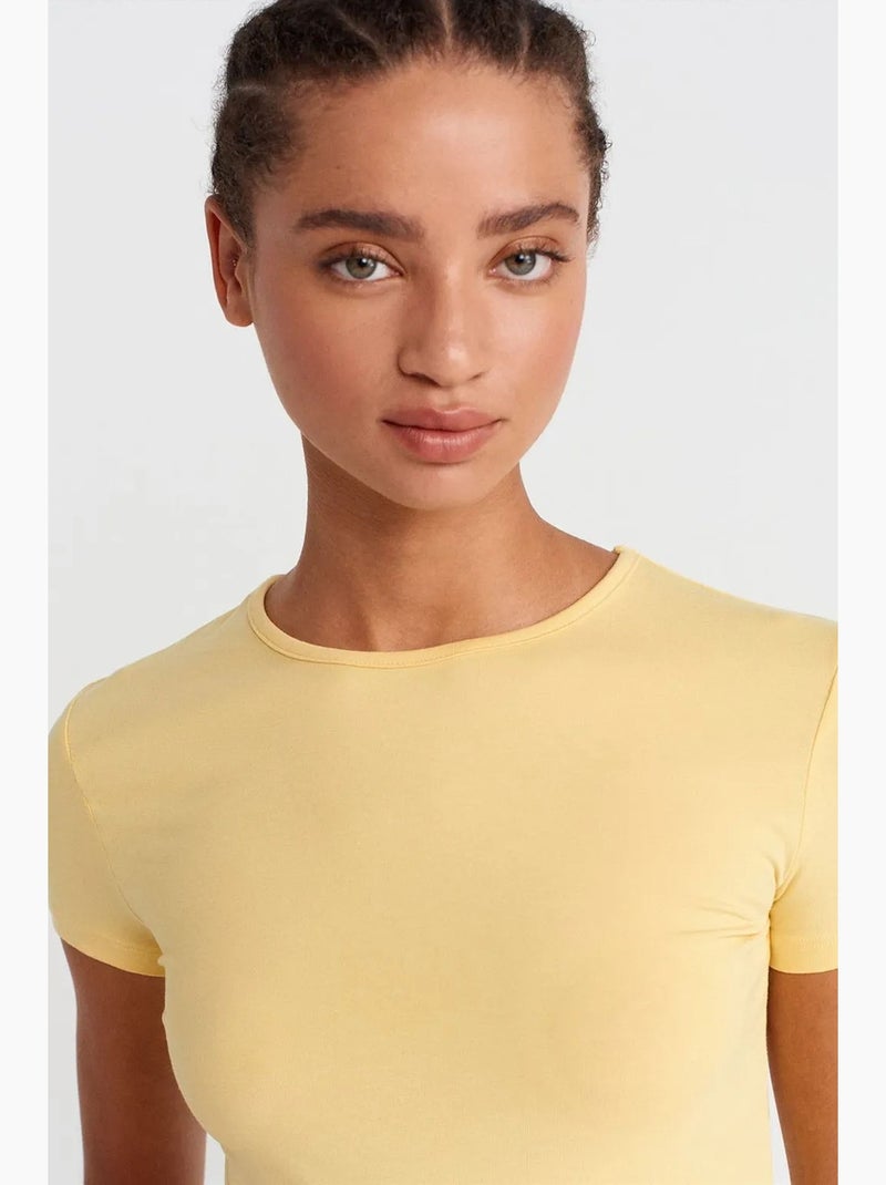 Camiseta crop de mujer slim fit con cuello redondo dilvin Amarillo limón - Kiabi