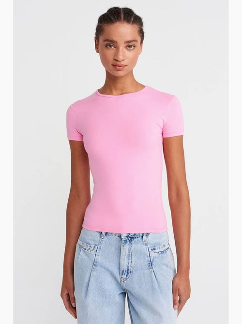 Camiseta crop de mujer slim fit con cuello redondo dilvin - Kiabi Camiseta crop de mujer slim fit con cuello redondo dilvin - Kiabi