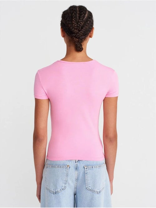 Camiseta crop de mujer slim fit con cuello redondo dilvin - Kiabi Camiseta crop de mujer slim fit con cuello redondo dilvin - Kiabi