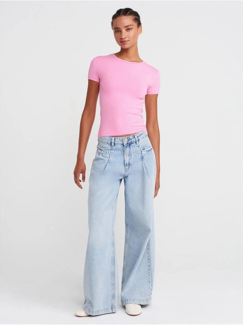 Camiseta crop de mujer slim fit con cuello redondo dilvin - Kiabi Camiseta crop de mujer slim fit con cuello redondo dilvin - Kiabi