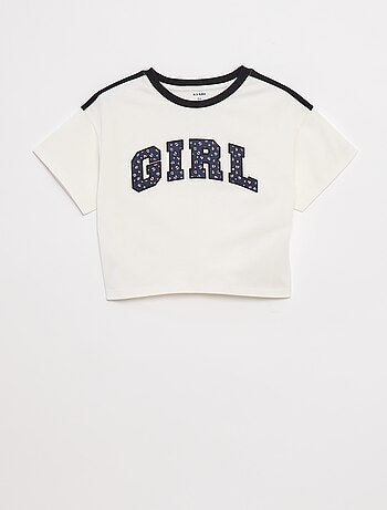Camiseta crop estilo campus