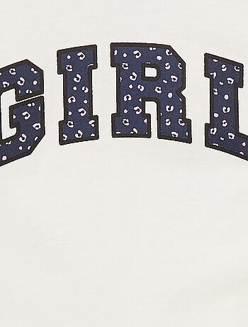 Camiseta crop estilo campus