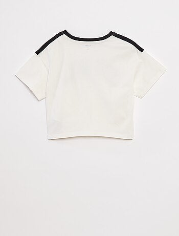 Camiseta crop estilo campus