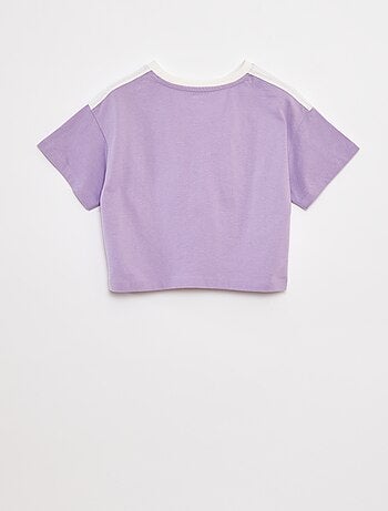 Camiseta crop estilo campus