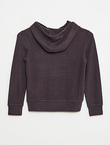 Camiseta con cuello de capucha y bolsillo con volante liso