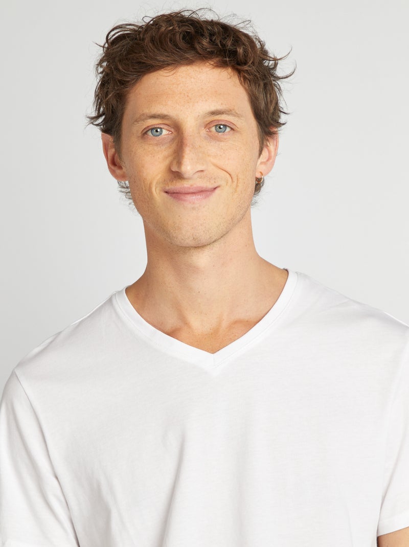 Camiseta cuello en pico blanco - Kiabi