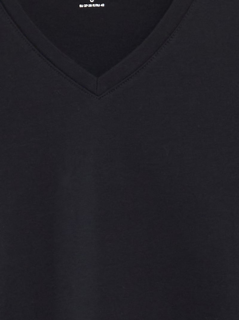 Camiseta cuello en pico negro - Kiabi