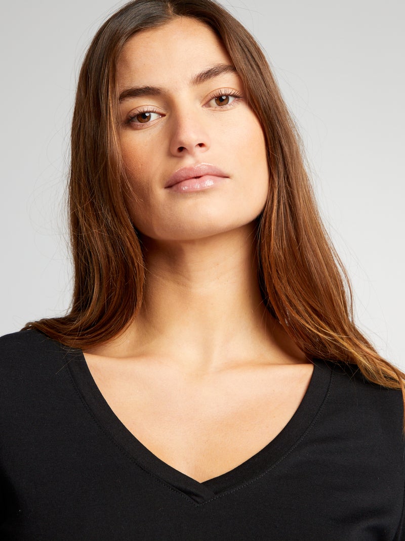 Camiseta cuello en pico negro - Kiabi