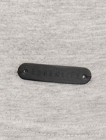 Camiseta cuello V unido