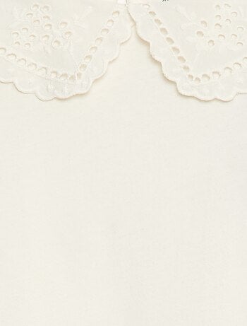 Camiseta de algodón con cuello bordado