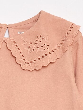 Camiseta de algodón con cuello bordado