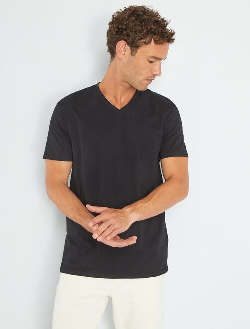 Camiseta regular de algodón con cuello de pico                                                                                                                                             negro 
