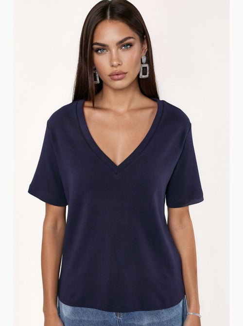 Camiseta de algodón con escote en v de corte regular y color liso busem - Kiabi Camiseta de algodón con escote en v de corte regular y color liso busem - Kiabi