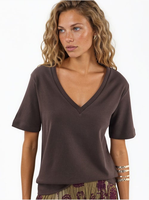 Camiseta de algodón con escote en v de corte regular y color liso busem - Kiabi Camiseta de algodón con escote en v de corte regular y color liso busem - Kiabi