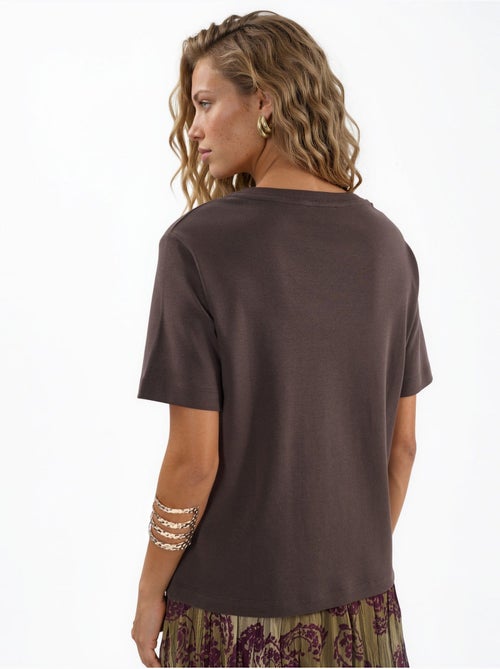 Camiseta de algodón con escote en v de corte regular y color liso busem - Kiabi Camiseta de algodón con escote en v de corte regular y color liso busem - Kiabi