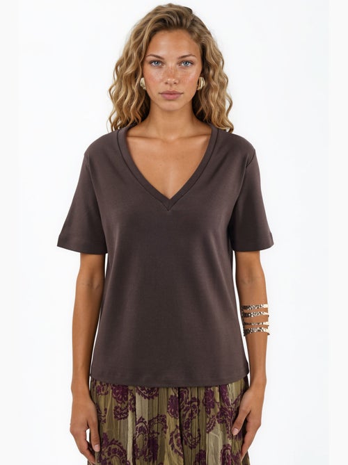 Camiseta de algodón con escote en v de corte regular y color liso busem - Kiabi Camiseta de algodón con escote en v de corte regular y color liso busem - Kiabi