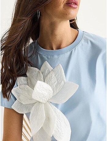Camiseta de algodón de manga corta con accesorio floral lucci