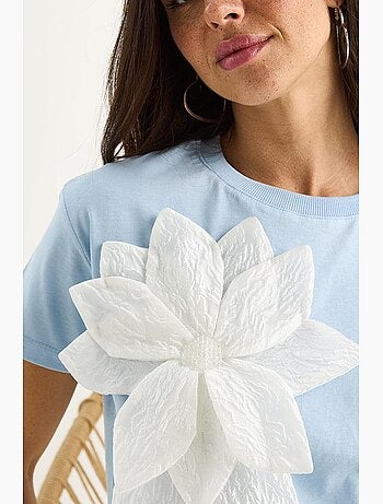 Camiseta de algodón de manga corta con accesorio floral lucci