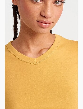 Camiseta de algodón slim fit con cuello de pico dilvin