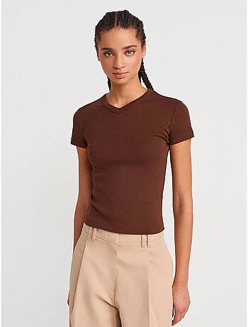 Camiseta de algodón slim fit con cuello de pico dilvin