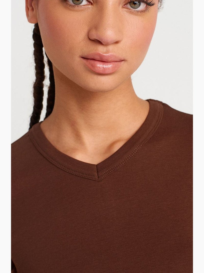 Camiseta de algodón slim fit con cuello de pico dilvin Marrón chocolate - Kiabi
