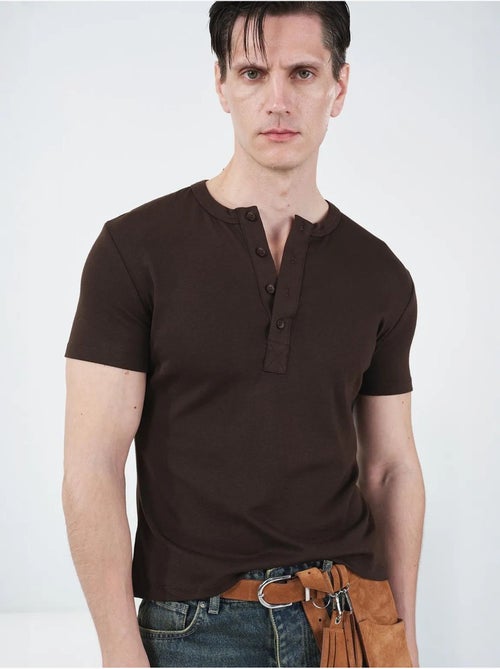 Camiseta de algodón slim fit de cuello redondo con detalle de botones giesto - Kiabi Camiseta de algodón slim fit de cuello redondo con detalle de botones giesto - Kiabi