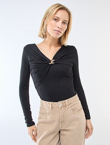 Camiseta de canalé con bisutería fantasía en la parte delantera