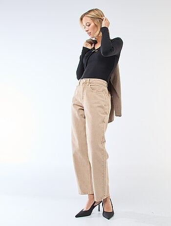 Camiseta de canalé con bisutería fantasía en la parte delantera