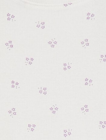 Camiseta de canalé con bordes ondulados y estampados