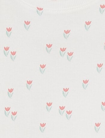 Camiseta de canalé con bordes ondulados y estampados