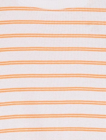 Camiseta de canalé con bordes ondulados y estampados