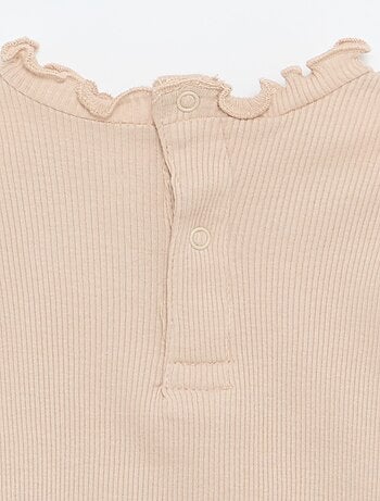 Camiseta de canalé con cuello ondulado