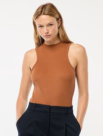 Camiseta de canalé con sisa americana
