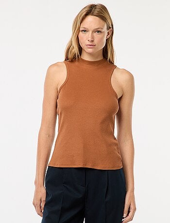 Camiseta de canalé con sisa americana