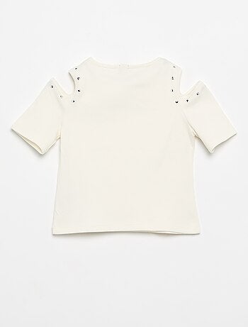 Camiseta de canalé con tachuelas y hombros descubiertos