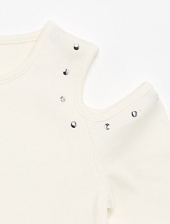 Camiseta de canalé con tachuelas y hombros descubiertos